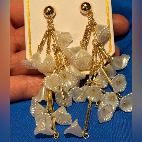 ✨ Mia Charro Pearl Flower Earrings – Elegant & Romantic Design ✨ - Picture 9 of 10
